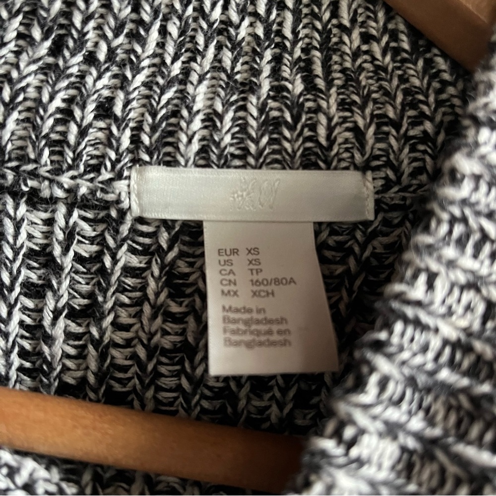 H&M Mockneck Sweater - Picture 6 of 6